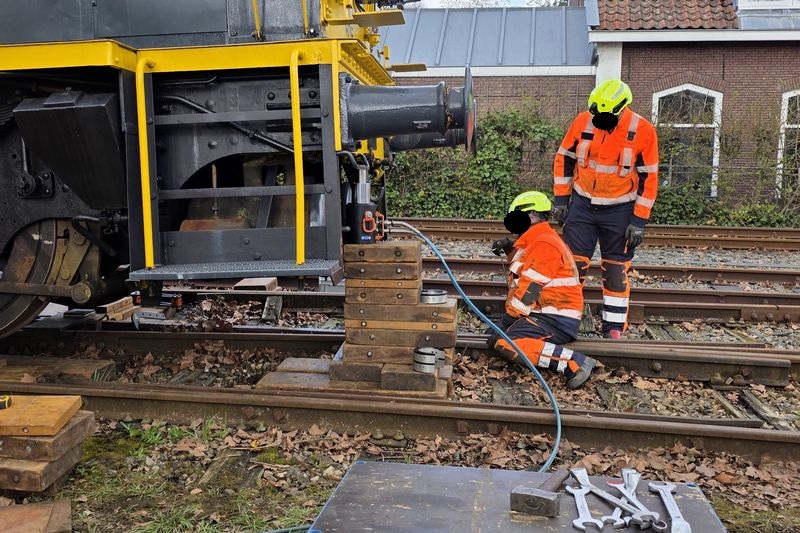 Museumlocomotief 605 van het Spoorwegmuseum herspoord door Incidentenbestrijders van ProRail